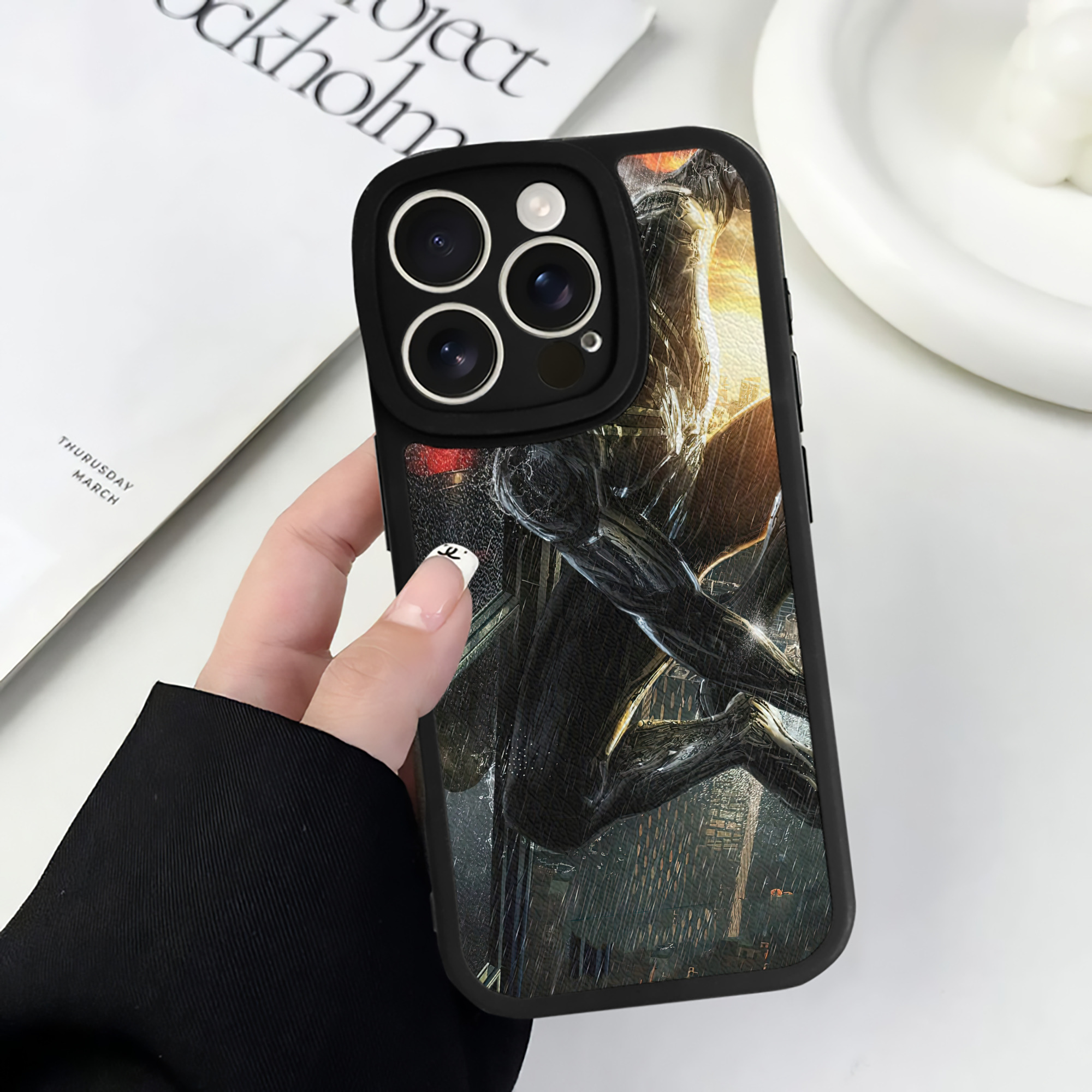 （画像用） Spider Man スパイダーマン 【iPhone 16シリーズ対応】シリコンスマホケース（レザー調） 材質：シリコン